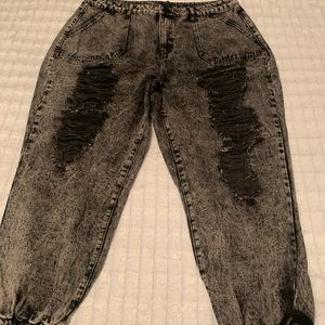 Fashion to Figure brand ankle/cropped acid wash jeans